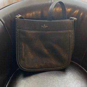 Kate Spade black cross body. In EUC. 11w x 10h x 3d.
